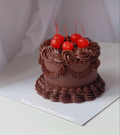 Devils Food Cake Decorating Ideas, Vintage Chocolate Cake Decoration, Vintage Cake Chocolate, Chocolate Lambeth Cake, Chocolate Vintage Cake, Decorated Chocolate Cake, Vintage Chocolate Cake, Cute Chocolate Cake, Chocolate Heart Cake