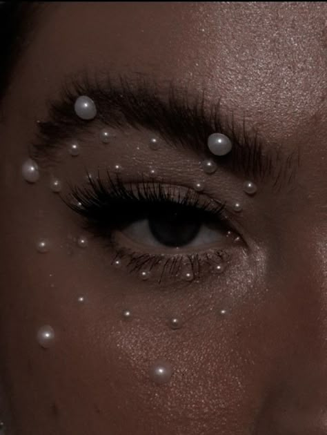 Oontz Oontz Aesthetic, Sequin Face Makeup, Pearl And Diamond Makeup, Mermaid Face Jewels, Stick On Pearls Makeup, Makeup Ideas Pearls, Makeup W Pearls, Glossy Skin Makeup, Simple Makeup With Pearls