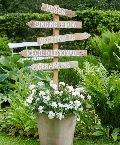 Whether you have a celebration coming up or you just want to prettify your outside space, a vintage-style DIY garden signpost is a fun addition. Flea Market Garden Ideas, Cute Garden Signs, Garden Signs Diy, Garden Decor Crafts, Tattoo Plant, Budget Garden, Outdoor Paint, Garden In The Woods, Garden Signs