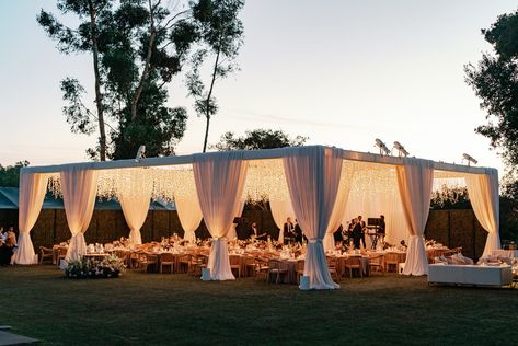 Canopy Tent Wedding, Canopy Wedding Reception, Engagement Outdoor Decoration, Wedding Inspo Outdoor, Lowkey Wedding Ideas, Outdoor Quince, Outside Wedding Reception, Elegant Outdoor Wedding Reception, Wedding Canopy Outdoor