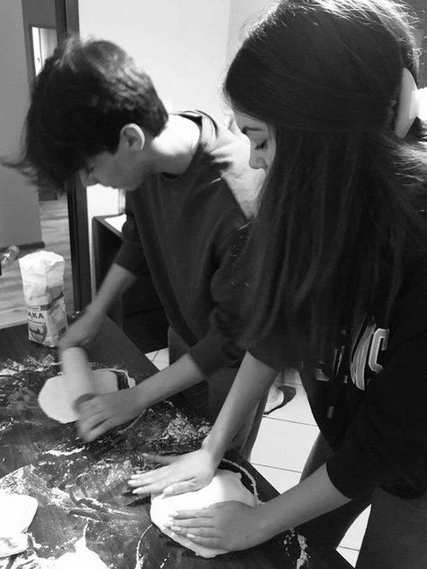 Baking With Boyfriend Aesthetic, Cooking With Boyfriend Pictures, Teenage Love Christmas, Cute Couple Baking, Baking Together Couple, Cooking Aesthetic Couple, Couples Cooking Aesthetic, Baking Couple Aesthetic, Baking Aesthetic Couple