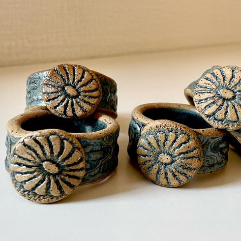 Nwt A Beautiful And Unique Designed Set Of Artisan Napkin Rings To Add Warmth And Style To Your Elevated Table Setting. Approx. 2" Wide In Diameter 1/4" Thick Ceramic Ring Only Without Flower Is 7/8" Tall Flower Detail: 1 1/4" X 1 1/8" Color: Warm Milky Steel Blue Glaze On A Warm Natural Tan Clay Bridges Pottery, Ny Elegantly Crafted And Beautifully Functional For Everyday Life! Stoneware Handcrafted Artisan Earthenware Boho Table Deco Earthy Table Decor Handmade Ceramic Napkin Rings, Pottery Creations, Course Ideas, Clay Inspo, Pottery Inspo, Boho Table, Pottery Form, Rustic Pottery, Unique Pottery