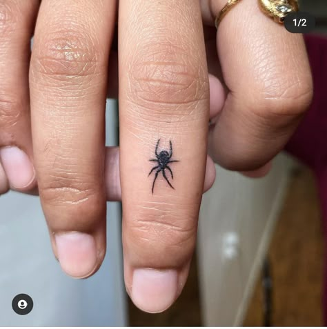 Tato Grunge, Herren Hand Tattoos, Stick Poke Tattoo, Tato Minimal, Stick Poke, Grunge Tattoo, Sharpie Tattoos, Spider Tattoo, Stick N Poke