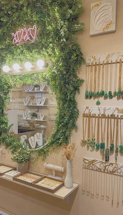 Jewelry Shop Display Aesthetic, Store Jewelry Display Ideas, Jewelry Display For Boutique, Cute Jewelry Display, Jewelry Display Boutique, Jewelry Boutique Ideas, Pink Jewelry Display, Accessories Display Retail, Cute Boutique Interior