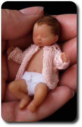 . Miniature Knitting Patterns Free, Polymer Clay Doll, Baby Mold, Miniature Knitting, Itty Bitty Baby, Linen Cupboard, Clay Doll, Knitted Clothes, Clay Baby