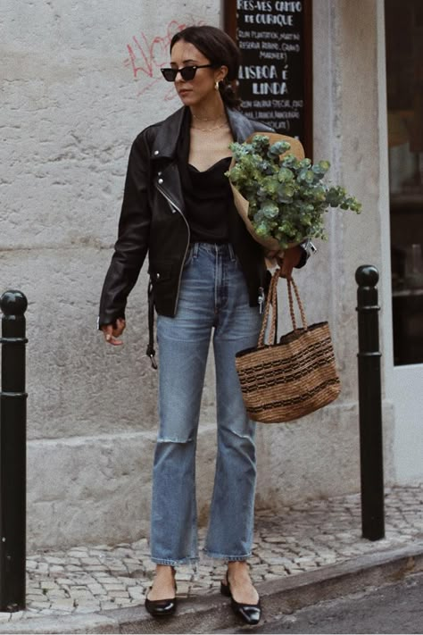 15 Edgy Outfits for Your Fall Wardrobe | Who What Wear Edgy Fall Outfits, Biker Jacket Outfit, Fall Wallpaper Aesthetic, College Wardrobe, Fall Leather, Rider Jacket, Casual Edgy, Edgy Streetwear, Jacket Outfit Women