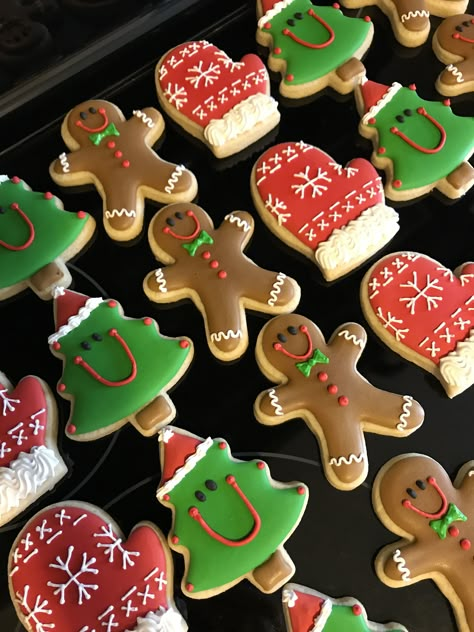 Gingerbread Man Decorated Cookies, Cookies To Make With Kids, Fun Christmas Treats, Simple Cookie Recipe, Christmas Sugar Cookies Decorated, Christmas Cookie Decorating, Gingerbread Cookies Decorated, Pantry Baskets, Simple Cookie