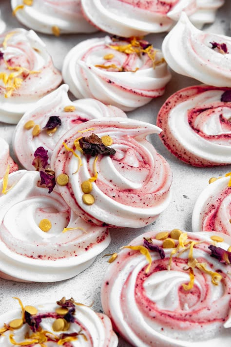 Aquafaba Meringue, Aquafaba Recipes, Vegan Meringue, Vegan Pastries, Vegan Baking Recipes, Vegan Cookies Recipes, Cookies Vegan, Peppermint Cookies, Meringue Cookies