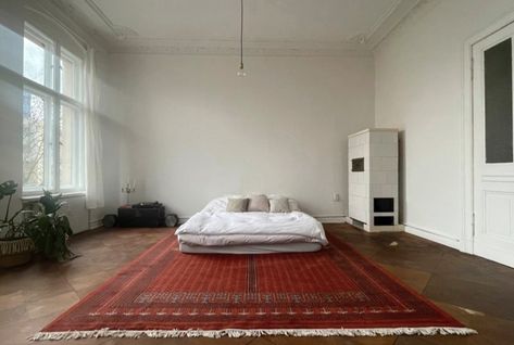 Bed On Rug, Carpeted Room Ideas, Rug On Carpet, Carpet Bedroom, Interiors Dream, Best Carpet, Decorating Inspiration, Apartment Inspiration, Aesthetic Bedroom