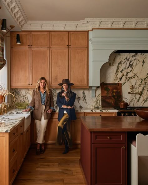 Onyx Kitchen Countertops, Ashley Montgomery Design, Ashley Montgomery, Kitchenette Design, House Of Hackney Wallpaper, Moody Modern, Toronto Houses, Oval Room Blue, Two Tone Cabinets