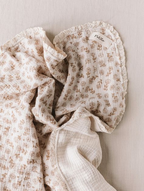 The softest muslin blanket. Double layer muslin on top, triple layer muslin on the bottom, gorgeous cotton lace and the best thing? The blanket is 110 x 110 cm big. September Mood, Diy Baby Blanket, Muslin Blanket, Textile Bag, Muslin Blankets, Baby Bedding, Sewing Project, Muslin Cotton, Textile Patterns