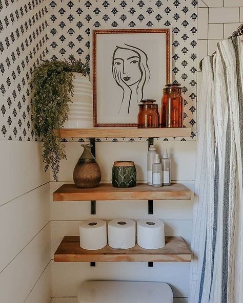 Makeover Kamar Mandi, Shelf Makeover, Koti Diy, Bad Inspiration, Boho Bathroom, Bathroom Trends, Bathroom Shelf, Small Bathroom Decor, Bathroom Inspo