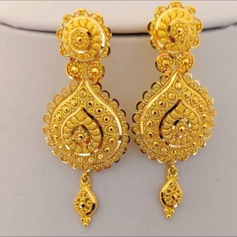 Gold Heavy Earrings, Rajputi Gold Jewellery, Gold Chandbali Earrings, Gold Chandbali, Mehndi Jewellery, Rajasthani Jewellery, Gold Earrings Indian, Unique Gold Jewelry Designs, Simple Gold Earrings