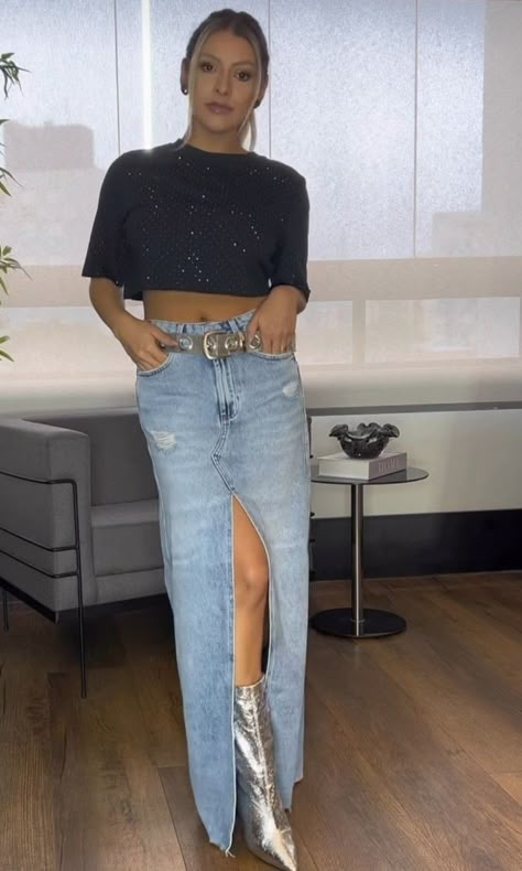 Outfits Azul, Outfit Con Jeans, Denim Skirt Outfit Summer, High Fashion Style, Skirt Outfit Summer, Cowgirl Boots Outfit, Denim Skirt Outfit, Outfits Con Jeans, Chic Fashionista