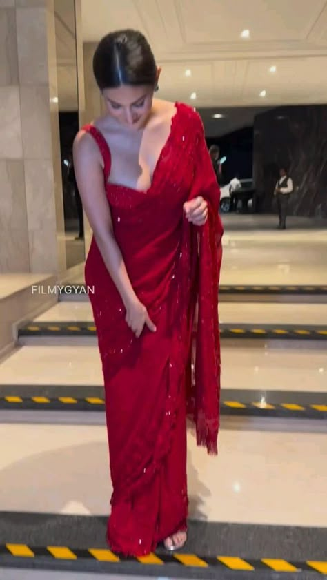 Red Designer Saree, The Movie It, Sarees For Girls, Most Paused Movie Scenes, Saree Wearing Styles, Simple Saree Designs, Pause Button, Fashionable Saree Blouse Designs, Fancy Sarees Party Wear