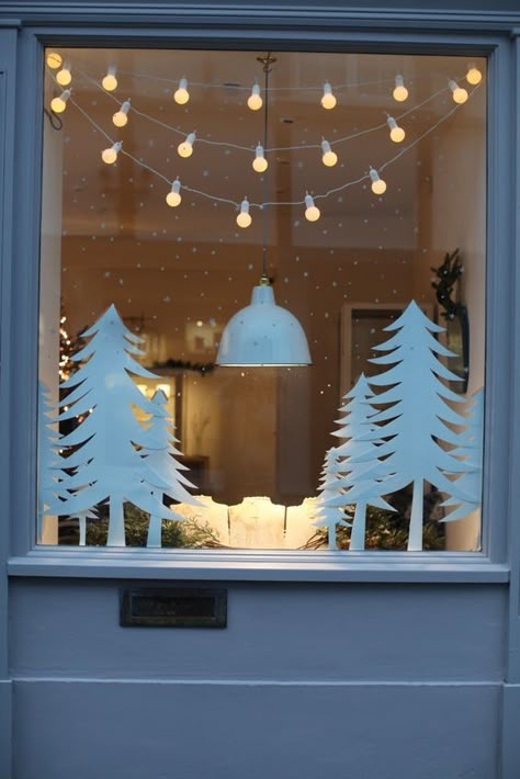 17 Lovely Christmas Window Decor Ideas to Jazz Up Those Glass Panes! Diy Christmas Window, Christmas Window Decoration, Christmas Window Lights, Hantverk Diy, Window Display Ideas, Christmas Window Display, Christmas Windows, Winter Window, Christmas Window Decorations