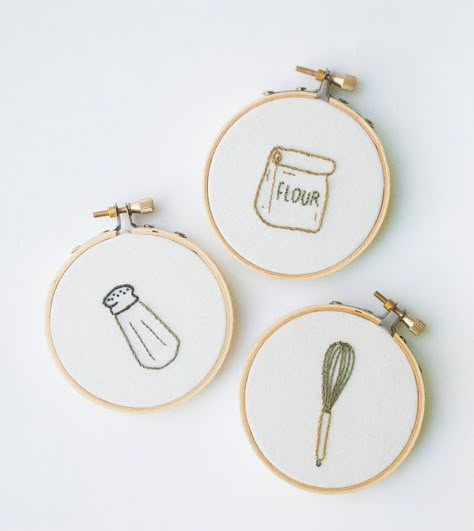 Kitchen Embroidery, Embroidered Christmas Ornaments, Embroidery Kitchen, Embroidery Hoop Wall Art, Embroidery Wall Art, Diy Embroidery Patterns, Embroidered Christmas, Pola Kristik, Pola Sulam