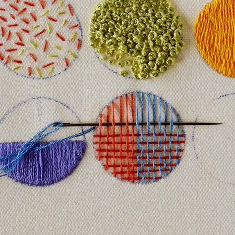 Visible Stitching Fashion, Unusual Embroidery Stitches, Embroidery Visible Mending, Abstract Embroidery Designs Inspiration, Textile Art Embroidery Hand Stitching, Contemporary Embroidery Art, Japanese Sashiko Embroidery, Creative Mending Embroidery, Filler Embroidery Stitches