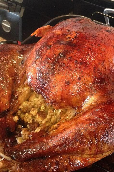 Cooking A Stuffed Turkey, Juicy Turkey Recipe, Perfect Roast Turkey, Whole Turkey Recipes, Turkey Roast, Thanksgiving Food Sides, Thanksgiving Entertaining, Stuffed Turkey, Roast Turkey Recipes