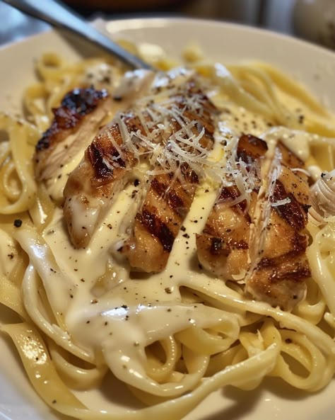 Italian Pasta With Chicken, Fettucini Alfredo Chicken, Yummy Food Pictures, Chicken Season, Pasta And Chicken, Dinner Italian, Eating Pasta, Chicken Fettuccine Alfredo, Pasta Cheese