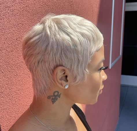 Ash Blonde Pixie Haircut Black Women, Teyana Taylor Pixie, Blonde Twa Black Women, Blonde Pixie Cut On Black Women, Blonde Short Hair Black Women, Honey Blonde Pixie Cut, Haircuts Front And Back, Pixie Cuts For Black Women, First Day Of School Hairstyles