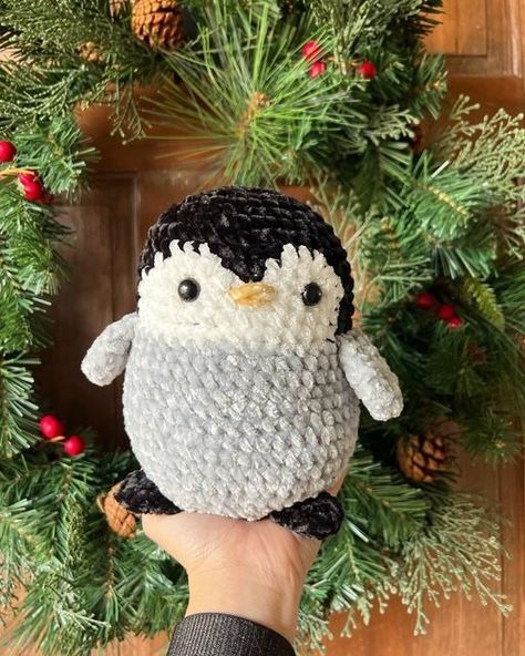 Crochet Plushies Penguin, Penguin Plushie Crochet, Crochet Plush Penguin, Crochet Plushies For Christmas, Cute Winter Crochet Ideas, Crochet Animals Christmas, Crochet Winter Amigurumi, Crochet Winter Plushies, Christmas Crochet Stuffies