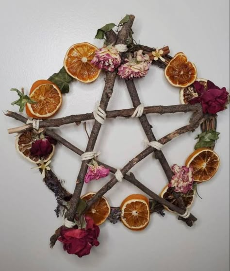 Witch Craft Diy Decor, Pagan Halloween Decor, Witchy Yule Crafts, Witch Fall Decor, Garden Witch Decor, Wiccan House Decor, Pagan Decor Diy, Witchy Decorations Diy, Nature Crafts Adults