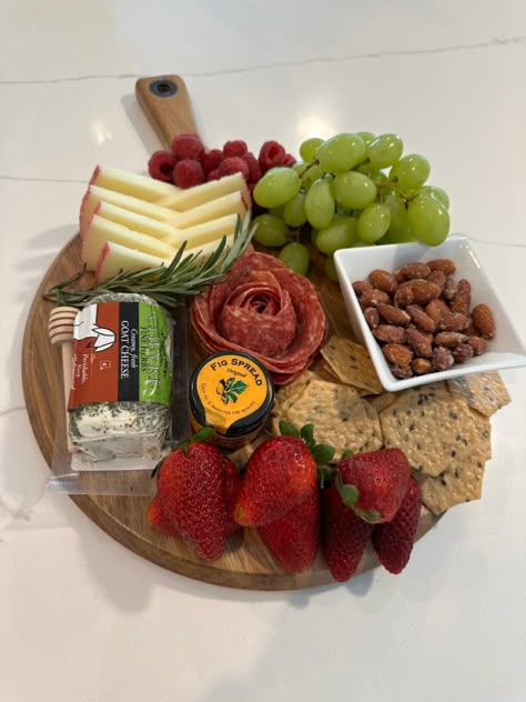 Simple Cute Charcuterie Board, Two Person Charcuterie Board, Charcuterie Board 2 Person, Charcutie Board Party, One Person Charcuterie Board, Simple Snack Board, Charcuterie Board One Person, Easy Charcuterie Board Snacks, Gameday Snack Board