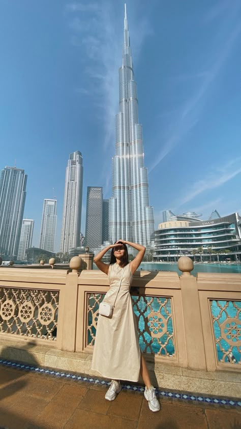 Uae Travel Outfits, Outfit Inspo For Dubai Trip, Cute Outfits For Dubai, Dubai Vision Board Pictures, Photography Poses In Dubai, Dubai Mall Photo Ideas, Dubai Photo Poses, Outfit In Dubai, Photo Ideas In Dubai