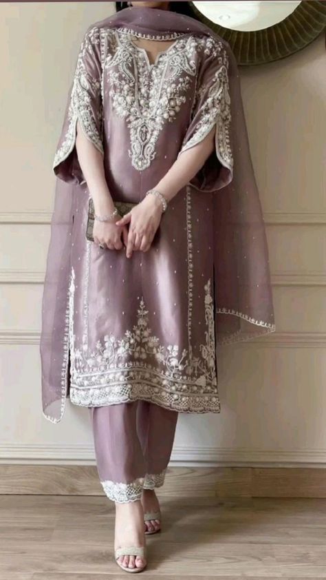 Party Wear Outfits, Designer Suits For Wedding, Stylish Kurtis Design, Pakistani Fancy Dresses, Pakistani Dresses Casual, Pakistani Fashion Party Wear, Beautiful Pakistani Dresses, Modest Dresses Casual, Sleeves Designs For Dresses