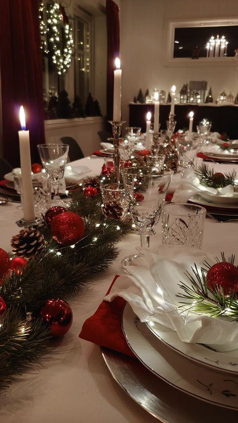 Christmas Dinner Table Settings, Christmas Dining Table, Christmas Candle Decorations, Christmas Dinner Table, Christmas Decor Inspiration, Christmas Themes Decorations, Christmas Inspo, Christmas Tablescapes, Christmas Table Settings