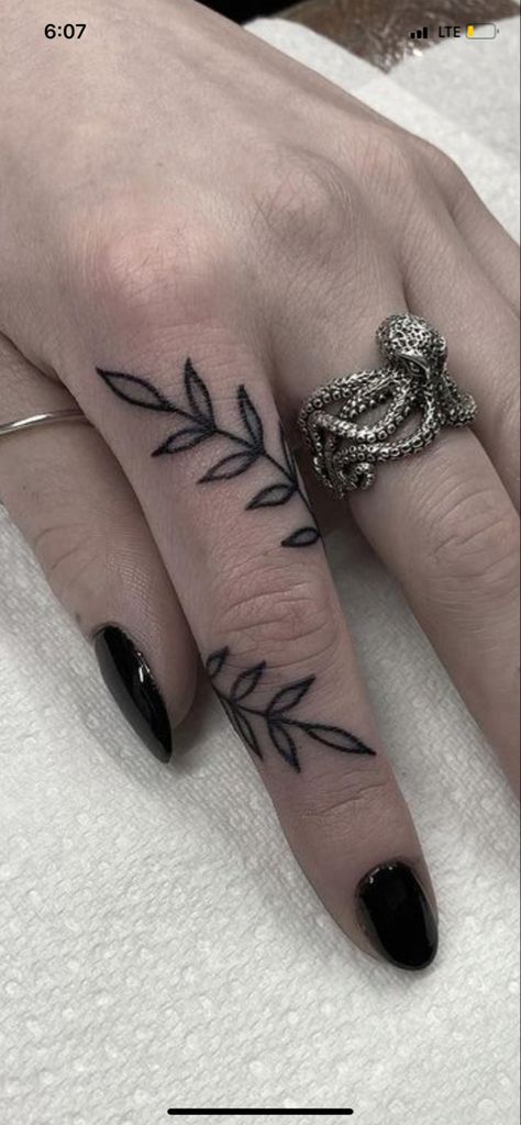 Finger Tattoo Symbols, Finger Tattoo Placement, Finger Tattoos Minimalist, Tattoo Care Tips, Unique Finger Tattoos, Tattoo Ideas Finger, Flower Finger Tattoos, Tattoo Main, Finger Tattoo Ideas