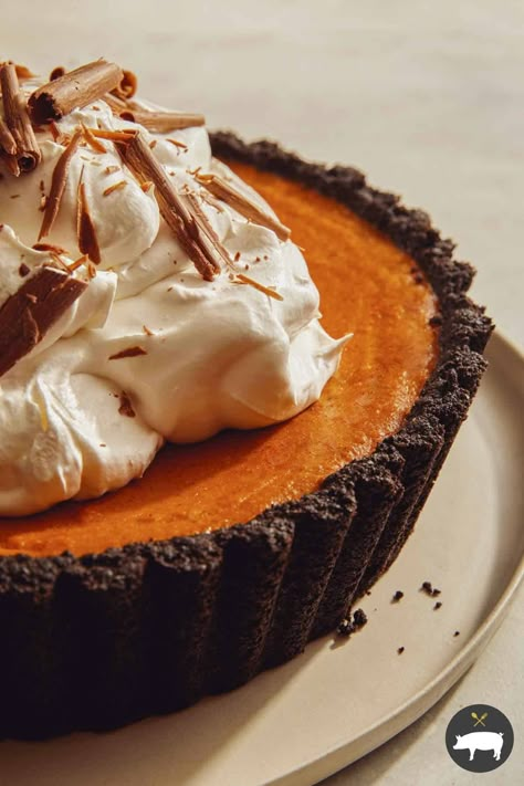 A simple and delicious Pumpkin Pie Recipe with a chocolate crust! he pumpkin pie filling has the perfect amount of spice that still allows the pumpkin flavor to come through and pairs extremely well with the chocolate cookie crumb crust! #pumpkin #pie #chocolate #recipe #thanksgiving Thanksgiving Desserts Pie, Halloween Dessert Ideas, Spoon Fork Bacon, Pumpkin Mousse, Sweet Bites, Halloween Dessert, Condensed Milk Recipes, Chocolate Crust, Mousse Dessert