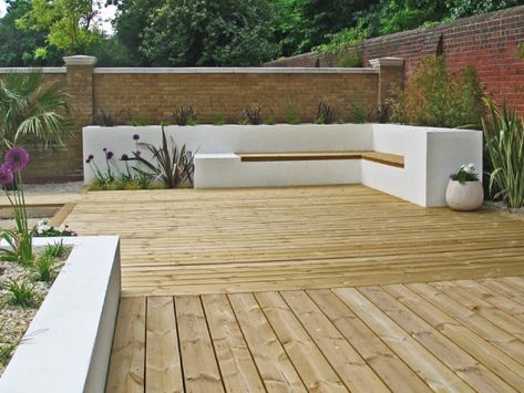 Sun deck with built-in corner seating Built In Corner Bench, Corner Garden Seating, Built In Garden Seating, Garden Seating Area, Sun Deck, Corner Seating, Backyard Garden Layout, Patio Deck Designs, Backyard Plants