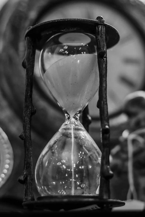 Sand Clock, Hourglasses, Alternative Art, Figure Photography, Holly Black, Jenna Coleman, Throne Of Glass, Article Writing, Christmas Movies