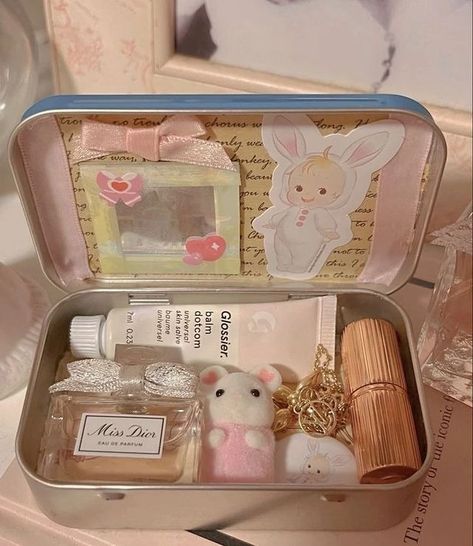 #altoidswallet en Instagram | Hashtags Altoid Tin Aesthetic, Altoids Tins Aesthetic, Aesthetic Altoids Wallet, Coquette Crafts Diy, Coquette Altoids Wallet, Tin Box Aesthetic, Coquette Diy Crafts, Cute Collectibles, Coquette Trinkets