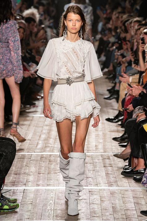 Runway Fashion 2020, Isabel Marant Style, Aussie Style, Carolina Herrera Dresses, Look Boho Chic, Moda Paris, Runway Dresses, Looks Street Style, Runway Trends