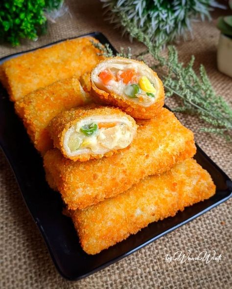 Resep Risoles Ragout Sayur dari @wawawiati. Secukupnya terigu dilarutkan dg air, tingkat kekental Ragout Recipe, Resep Makanan Beku, Savory Dessert, Recipes Snacks, Food Recepie, Culinary Recipes, Cooking Recipe, Savory Snacks, Photographing Food