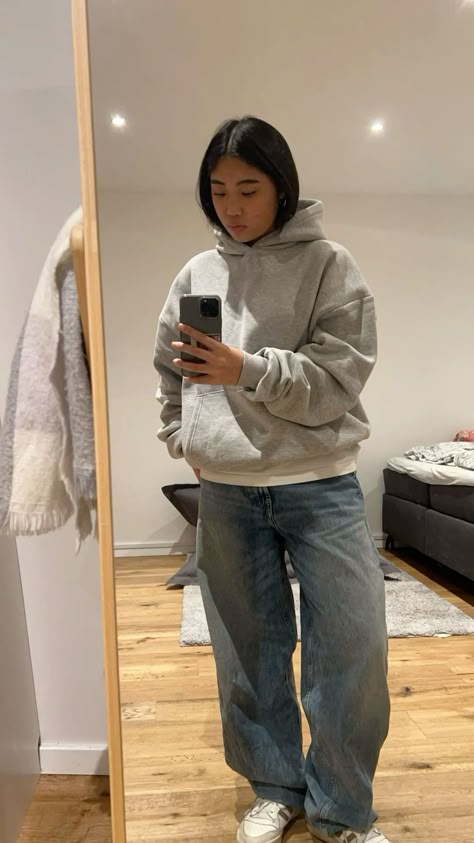 Mom Jeans And Jacket Outfit, Outfits W Hoodies, Baggy Skater Jeans Outfit, Hoodie Baggy Outfit, Baggy Jeans Outfit Streetwear, Baggy Oversized Jeans, Grey Hoodie Jeans Outfit, Thrifted Baggy Outfits, Baggy Hoodie And Jeans