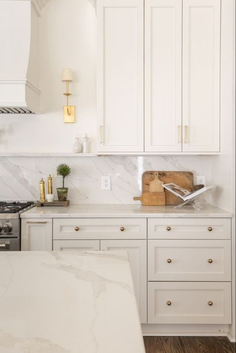 Timeless Kitchen Cabinets, Off White Kitchen Cabinets, Cream Kitchen Cabinets, Off White Kitchens, Warm Kitchen, Timeless Kitchen, Kitchen Shelf, Kitchen Cabinet Colors, Kitchen Redo