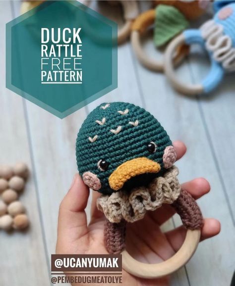 green duck rattle free pattern Crochet Nursery Decor, Crochet Baby Costumes, Crochet Boho Bag, Crochet Baby Gifts, Crochet Nursery, Handmade Baby Toys, Crochet Doll Tutorial, Crochet Baby Toys, Crochet Ornaments