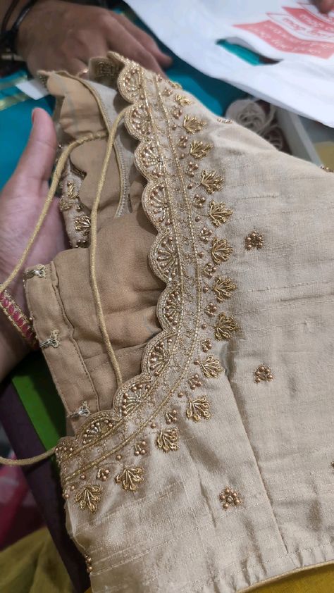 Beige Colour Blouse Design, Cream Colour Maggam Work Blouse, Back Neck Maggam Work Designs, Khatliwork Blouse Design Latest, Lehanga Designs Latest For Women Simple, Handwork Designs For Blouse, Blouse Neck Embroidery Design, Cream Blouse Work Design, Blouse Embroidery Designs Silk