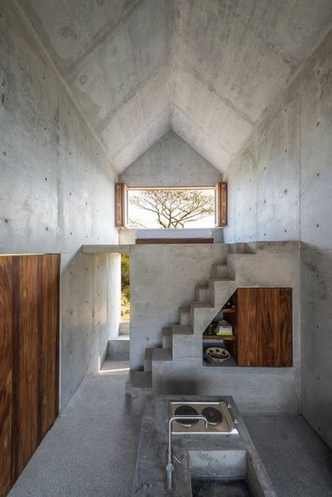 Beautiful Tiny Concrete House with a Minimalist Architecture (6) Tiny Concrete House, Concrete Cabin, Scale Loft, Design Casa Piccola, Concrete Interiors, Concrete Houses, Concrete Architecture, Concrete Walls, Concrete Home