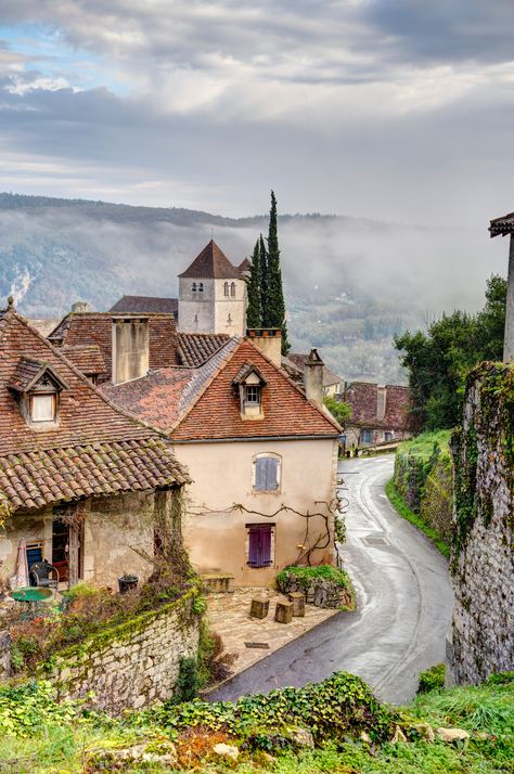 Saint-Cirq-Lapopie est un village médiéval du Lot, en Occitanie, perché sur une falaise surplombant la rivière Lot. Connu pour ses rues pavées, ses maisons à colombages et ses vues panoramiques, il est classé parmi les plus beaux villages de France et a inspiré de nombreux artistes, dont André Breton. 🤌 France Village Aesthetic, South Of France Villages, Perouges France, France Village, Villers Bretonneux France, Beaux Villages, France