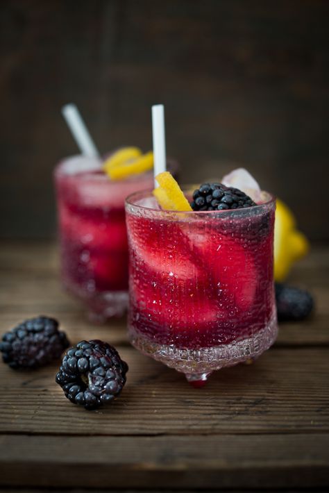 Blackberry Bramble Summer Drinks Alcohol Recipes, Blackberry Cocktail, Bramble Cocktail, Blackberry Bramble, Summer Drinks Alcohol, Gin Lemon, Refreshing Summer Cocktails, Refreshing Summer Drinks, Summer Cocktail Recipes