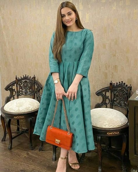 Pakistani Frocks, Frock Fashion, Pakistani Fashion Casual, Pakistani Dresses Casual, Dress Design Patterns, Long Frocks, Simple Pakistani Dresses, Fancy Dress Design, Stylish Dress Book