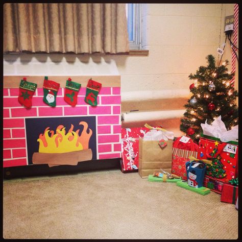 Construction paper fireplace!! Paper Fireplace, Christmas Cubicle, Diy Christmas Fireplace, Construction Paper Crafts, Office Christmas Decorations, Christmas School, Preschool Christmas, Diy Valentine, Preschool Theme