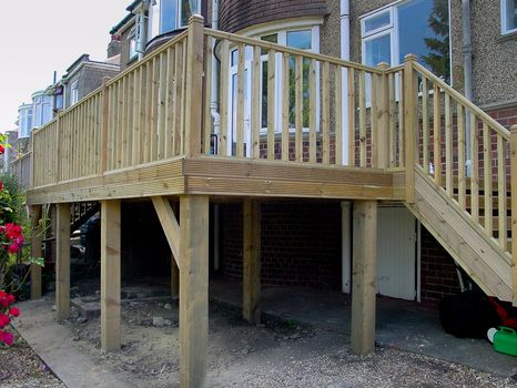 Raised deck Raised Decking, Landscaping Around Deck, Deck Building Plans, Decking Ideas, Porch Kits, Laying Decking, Deck Framing, Raised Deck, Building A Porch