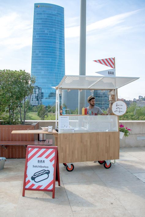 arquimaña has reimagined the age-old hot dog cart, giving it a modern face-lift with an emphasis on local, artisanal goods Modern Food Truck, Roda Gerobak, Food Stand Design, Food Stall Design, Street Food Design, Gerobak Dorong, Mobile Architecture, Bike Food, Dog Cart