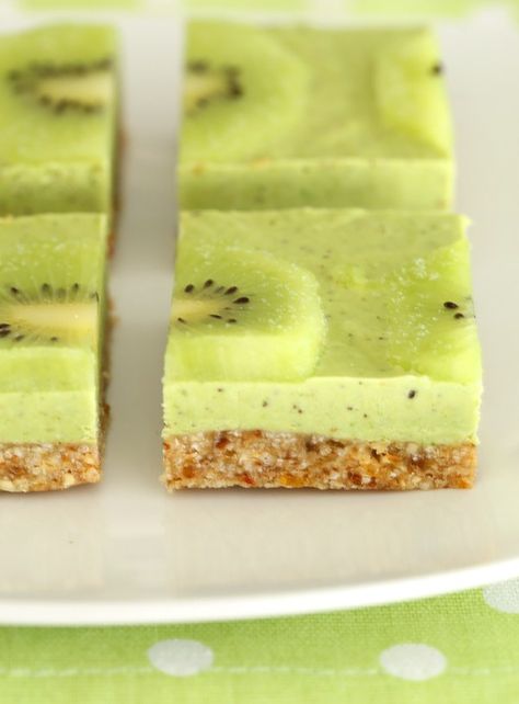 kiwi and lime slice Dairy Free Slice Recipes, Kiwi Recipes Dessert, Kiwi Fruit Recipes, Vegan Slice, Kiwi Dessert, Fruits Recipes, Pizza Fruit, Candy Corner, Kiwi Recipes